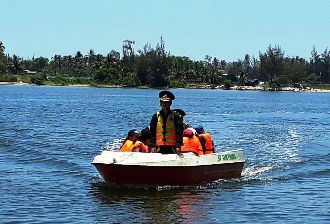 Ca nô của Đồn Biên phòng Tam Thanh vượt sông đưa học sinh đến trường.