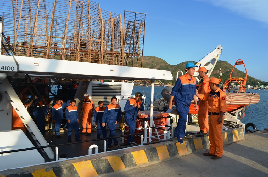 Tàu cứu nạn SAR 412 đưa 49 ngư dân về Cảng hải đoàn 48 - Quy Nhơn. Ảnh: Danang MRCC cung cấp