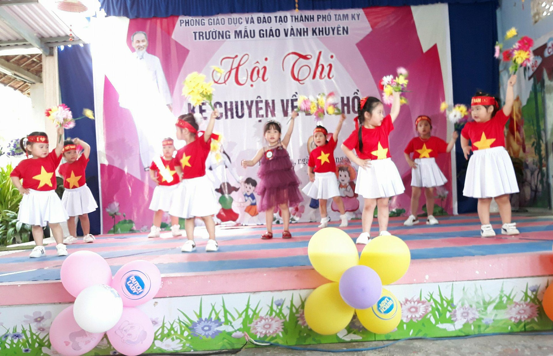 Múa minh họa chuyện kể. Ảnh: C.N