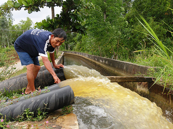 Việc xây dựng các đập bổi ngăn mặn sẽ đảm bảo nguồn nước ngọt cho nhiều trạm bơm ở hạ lưu sông Thu Bồn hoạt động ổn định. Ảnh: VĂN SỰ