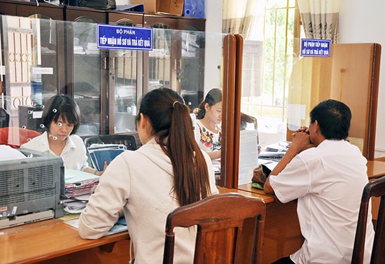 Ngành BHXH thay đổi sang nền hành chính phục vụ giúp người dân tin tưởng hơn vào thực hiện chính sách. Ảnh: D.L