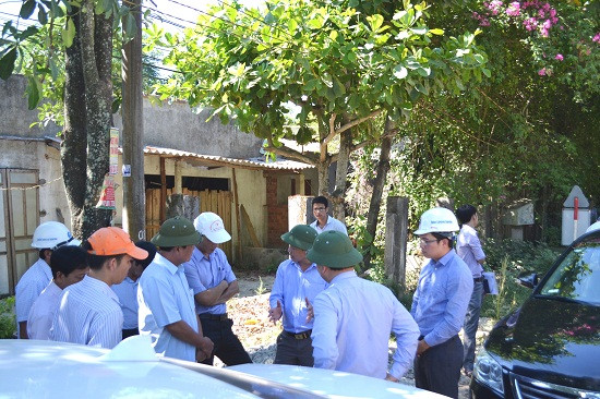 Lãnh đạo tỉnh làm việc với lãnh đạo Phú Ninh và Núi Thành ngay tại công trường thi công đường ngang cầu FO06A . Ảnh: CT