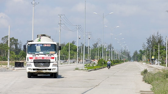 Đường dẫn cầu Cửa Đại, đường nối tuyến 129 lên trung tâm huyện Duy Xuyên là những dự án thuộc nhóm có tỷ lệ giải ngân thấp nhất. Ảnh: T.D