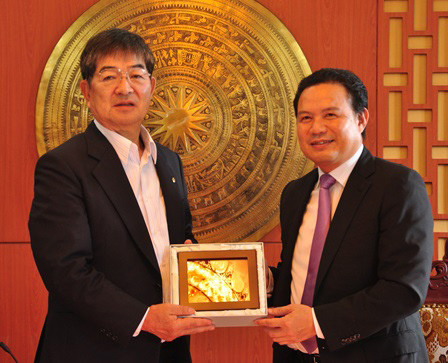 Phó Chủ tịch UBND tỉnh Lê Văn Thanh trao tặng quà lưu niệm cho Chủ tịch IM Japan Yanagisawa Kyoei.