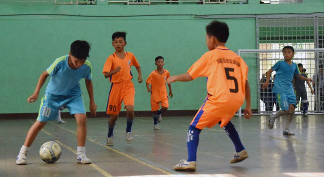 Đánh bại đội Trường TH Mai Đăng Chơn (áo cam) trên chấm luân lưu 6 mét, đội Trường TH Trần Cao Vân (áo xanh) không chỉ giành được danh hiệu vô địch mà còn đòi lại được “món nợ” ở giải trước.