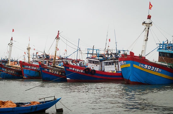 Tàu cá ngư dân Kỳ Hà vào neo đậu tránh bão tại âu tàu An Hòa (Núi Thành) năm 2015. Ảnh: TRẦN THẮNG