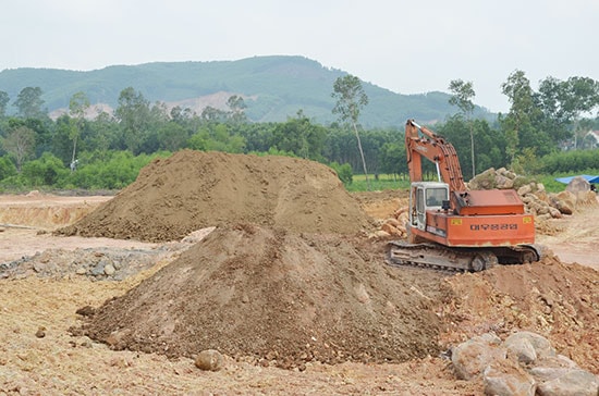 Hiện trường khai thác đất san lấp tại xã Phú Thọ (Quế Sơn). Ảnh: T.H