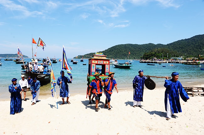 Từ sáng sớm, các bô lão dùng thuyền đi tới các miếu quanh đảo rước lễ nghinh thần. Ảnh: MINH HẢI