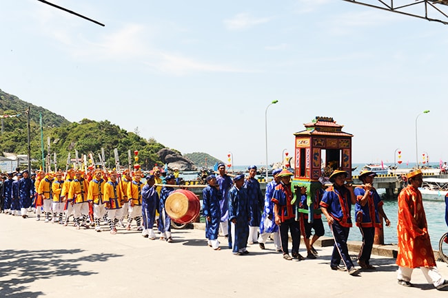 Với người dân đảo, lễ cầu ngư rất quan trọng với họ, nên mọi người ai cũng thành kính rước lễ . Ảnh: MINH HẢI