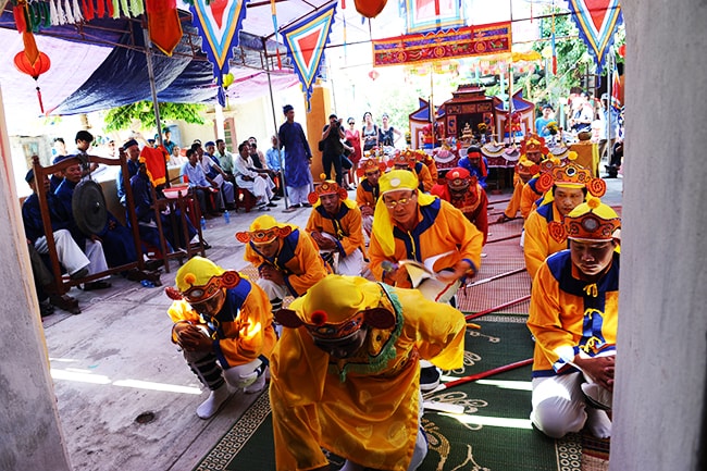 Nghi thức hát bả trạo tại lễ cầu ngư. Ảnh: MINH HẢI