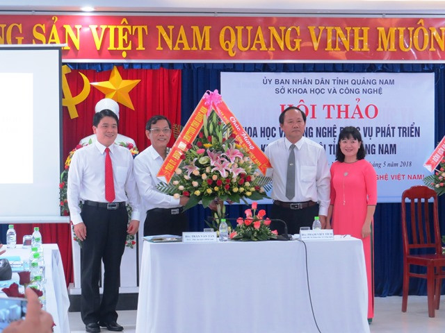 Lãnh đạo tỉnh trao tặng lẵng hoa cho Sở KH&CN chúc mừng ngày KH&CN 18.5. Ảnh: HOÀNG LIÊN