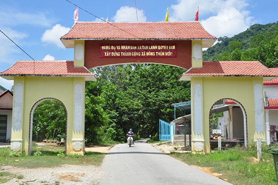 “Chung tay xây dựng nông thôn mới” đã và đang là phong trào thi đua được Phú Ninh phát động sâu rộng trong các cơ quan, đơn vị trên địa bàn. TRONG ẢNH: Đường về xã Tam Lãnh, Phú Ninh. Ảnh: NGUYÊN ĐOAN 