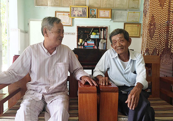Người cao tuổi thôn Kế Xuyên 1 thường xuyên thăm hỏi, động viên nhau trong cuộc sống. Ảnh: PHAN VINH