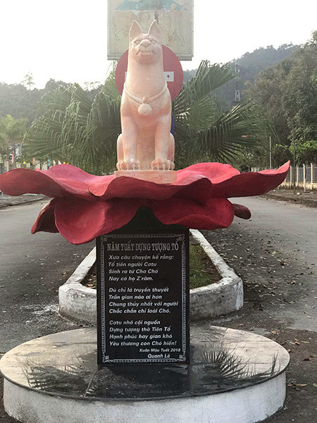 Tượng chó cùng bài thơ ở trung tâm huyện Tây Giang.