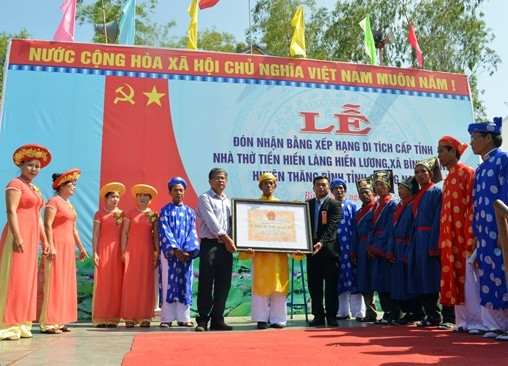 Đón nhận Bẵng xếp hạng di tích lịch sử văn hóa cấp tỉnh Nhà thờ Tiền hiền làng Hiền Lương