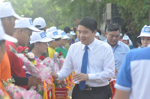 Phó Chủ tịch UBND tỉnh Trần Văn Tân tặng cờ và hoa động viên các thuyền đua trước giờ thi đấu. Ảnh: T.V