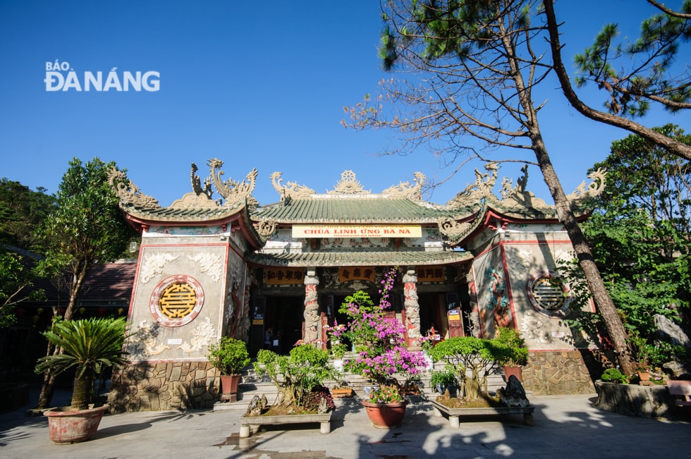 Linh Ứng Bà Nà có kiến trúc khá tương đồng với Linh Ứng Non Nước với mái ngói vút cong, có biểu tượng hình rồng hoa sen và bánh xe chuyển pháp luân. Trong khuôn viên chùa là một cây thông với ba loại lá khác nhau, tạo nên điểm nhấn cho không gian chùa.
