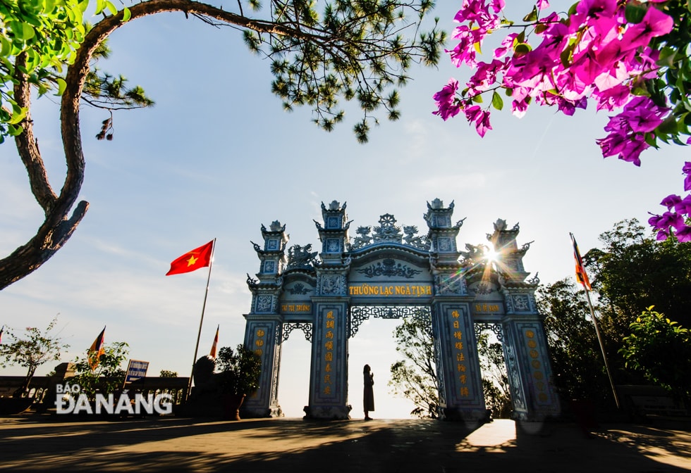Chùa Linh Ứng Bà Nà được xây dựng tại vị trí đắc địa trên sườn núi, mang không khí hùa Linh Ứng Bà Nà là vị thế tuyệt đẹp trên sườn núi, có thể bao quát một khoảng không gian bao la đồi núi trùng điệp