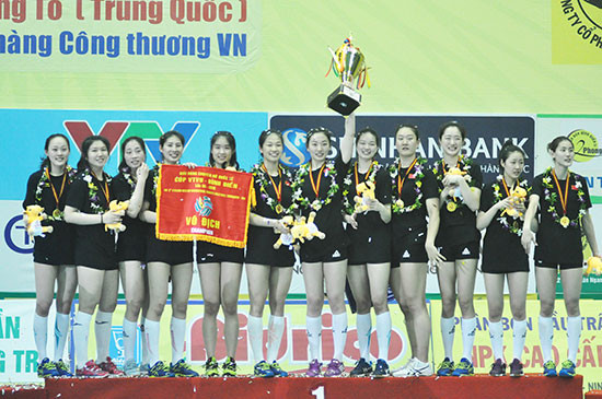 Niềm vui giành cúp vô địch của các cô gái đội Giang Tô. Ảnh: T.V