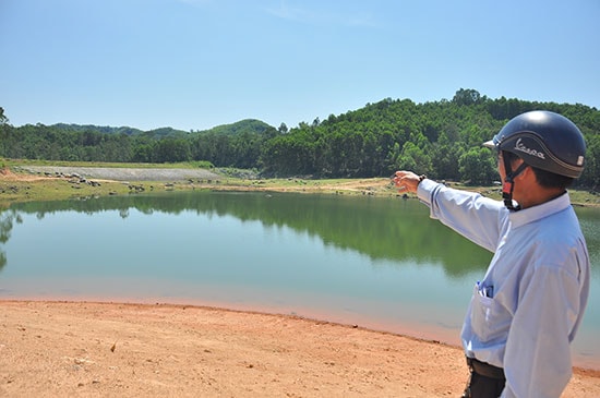 Lượng nước trong hồ Hố Lau hiện không đảm bảo phục vụ nước tưới cho hàng chục héc ta vụ hè thu 2018. Ảnh: VINH ANH