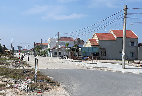 Nhu cầu xây dựng nhà ở phát triển mạnh ở xã Bình Dương (Thăng Bình) kể từ ngày dự án Vinpearl Nam Hội An đưa vào hoạt động. Ảnh: HỮU PHÚC