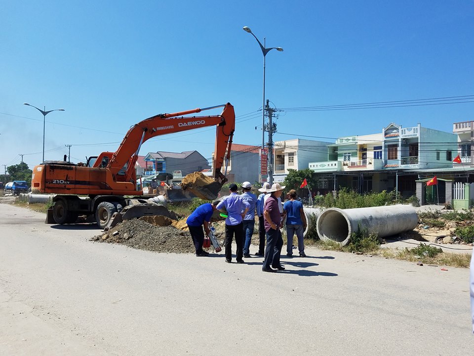 Đơn vị thi công đang khẩn trương hoàn thành 200m đường còn lại đoạn qua khu vực này. Ảnh: Q.T