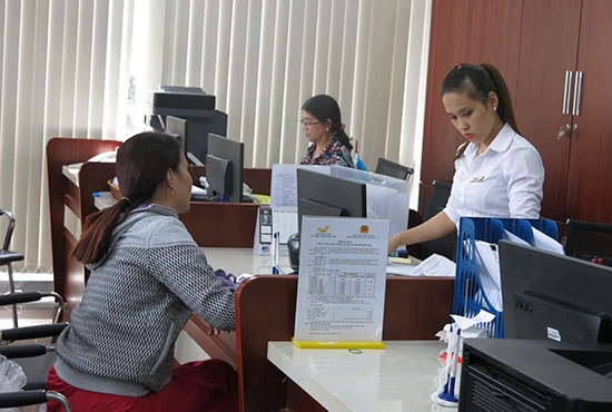 Trung tâm hành chính công hướng đến 3 mục tiêu “giảm thủ tục, thời gian và chi phí”, vận hành hơn một năm qua nhưng vẫn chưa được đánh giá cao. Ảnh: T.DŨNG