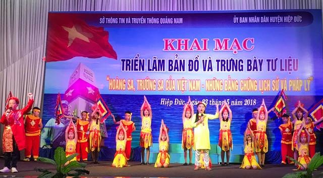 Văn nghệ khai mạc triển lãm. H.L