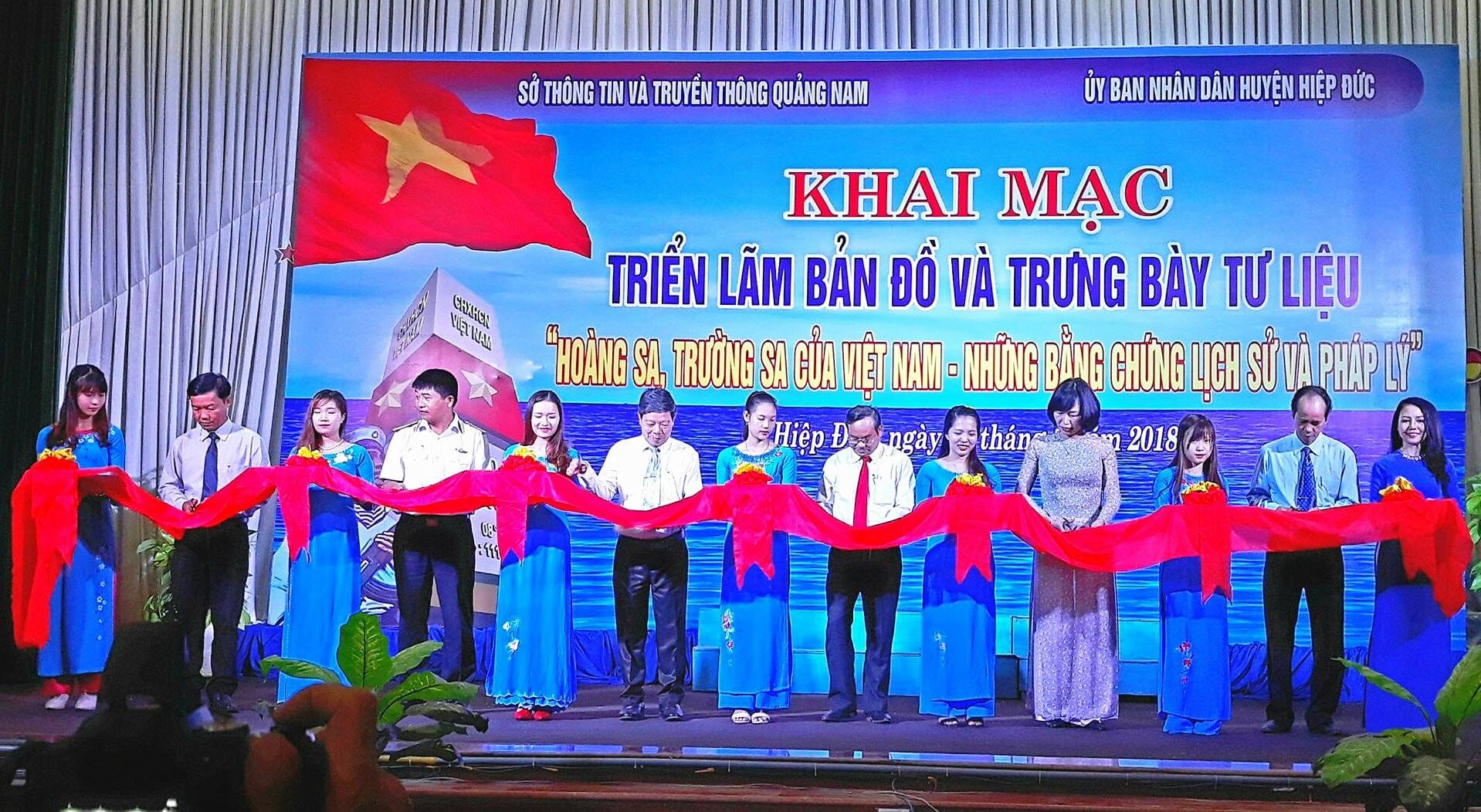 Cắt băng khai mạc triển lãm. H.L