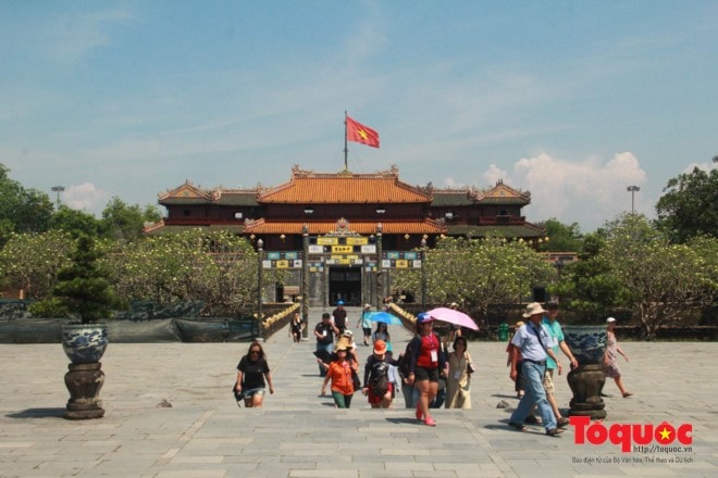 The Malaysian delegation visits Hue Royal Palace.