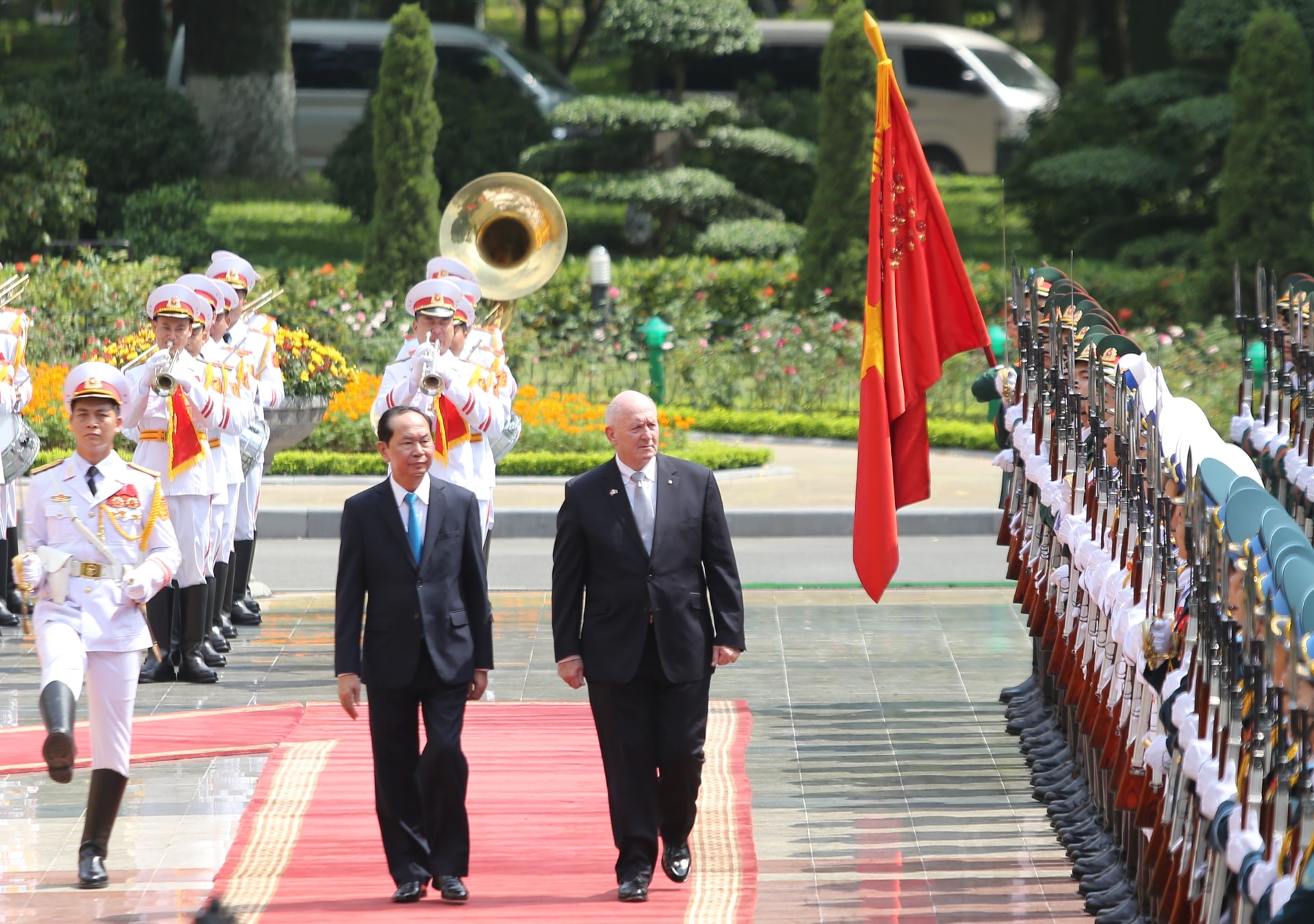 Chủ tịch nước Trần Đại Quang và Toàn quyền Australia Peter Cosgrove duyệt Đội Danh dự. Ảnh: VGP/Nhật Bắc