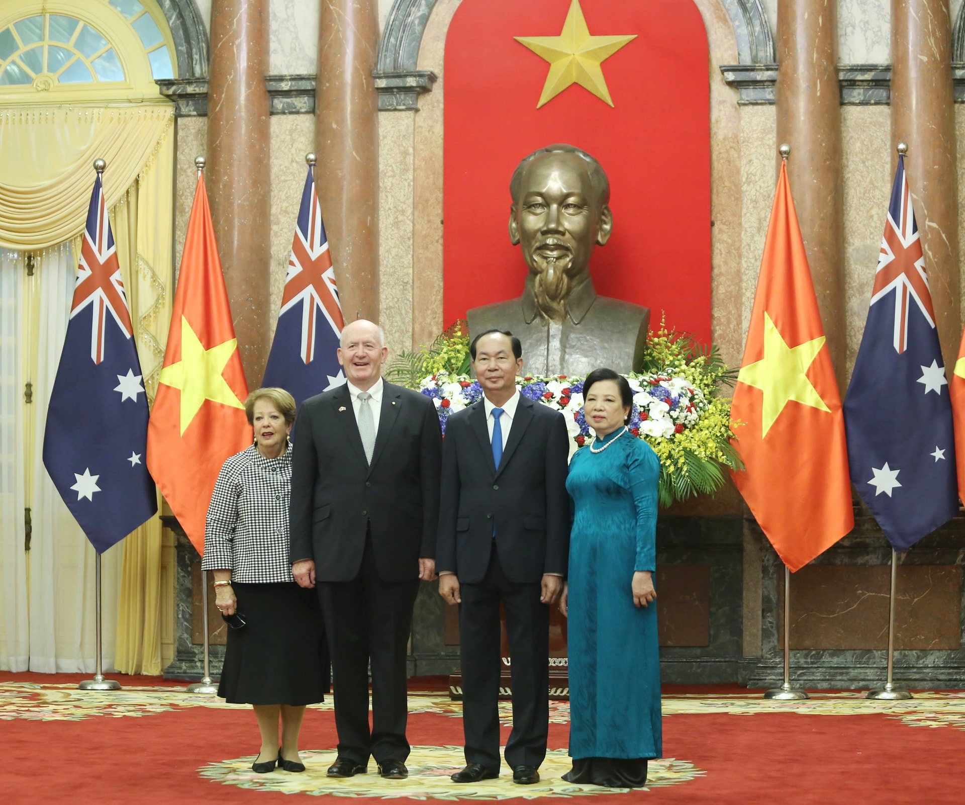 Chủ tịch nước Trần Đại Quang, Phu nhân Chủ tịch nước và Toàn quyền Australia cùng Phu nhân. Ảnh: VGP/Nhật Bắc 