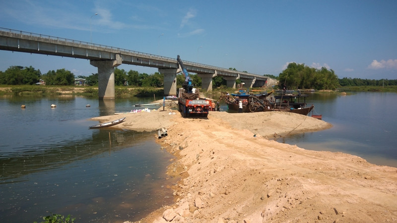 Chi nhánh thủy lợi Duy Xuyên tiến hành xây dựng đập ngăn mặn chính trên sông Thu Bồn vào sáng nay 23.5. Ảnh ĐOÀN ĐẠO