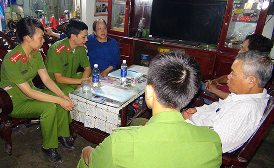 Phòng Cảnh sát Môi trường - Công an tỉnh kiểm tra hành chính tại nhà bà Phạm Thị Thuận. Ảnh: V.N