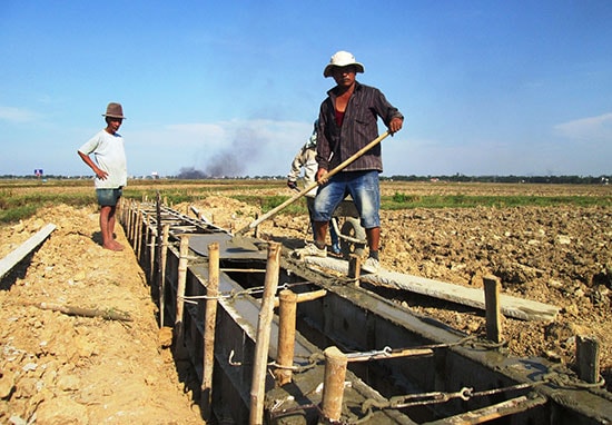 Chính quyền cấp huyện phải đẩy nhanh tiến độ giải ngân vốn đầu tư phát triển năm 2018 để UBND các xã tiếp tục triển khai thi công kết cấu hạ tầng. Ảnh: VĂN SỰ