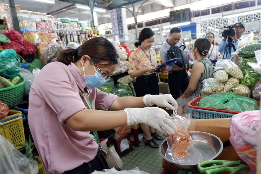 Ban Quản lý ATTP thành phố Đà Nẵng lấy mẫu ớt bột tại chợ Hàn để phân tích 3 chỉ số độ ẩm, nấm và aflatoxin.