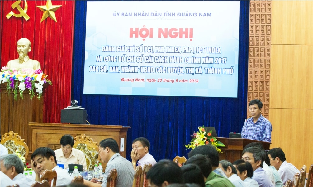 Ông Võ Văn Hùng - Giám đốc Trung tâm Hành chính công và xúc tiến đầu tư tỉnh báo cáo tại hội nghị. Ảnh: TẤT CẢNH