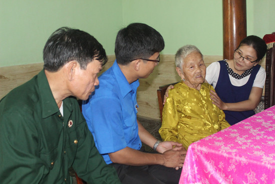 Việc chăm sóc, phụng dưỡng đối với người có công, đặc biệt là Bà mẹ Việt Nam anh hùng được thực hiện tốt trong thời gian qua. Ảnh: D.L