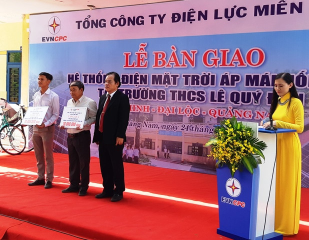 EMEC trao 20 triệu đồng hỗ trợ trao học bổng cho học sinh nghèo tại 2 trường học thuộc huyện Quế Sơn và Duy Xuyên. Ảnh: HOÀNG LIÊN