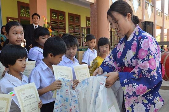 Hằng năm, Hiệp hội Junko Nhật Bản về trao học bổng cho học sinh trường Tiểu học Junko. Ảnh: Trường TH Junko