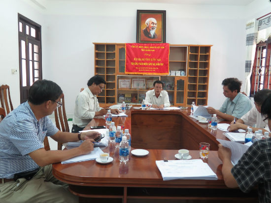 Các thành viên Ban Tổ chức Giải thưởng Báo chí Huỳnh Thúc Kháng đang chấm chọn tác phẩm dự thi