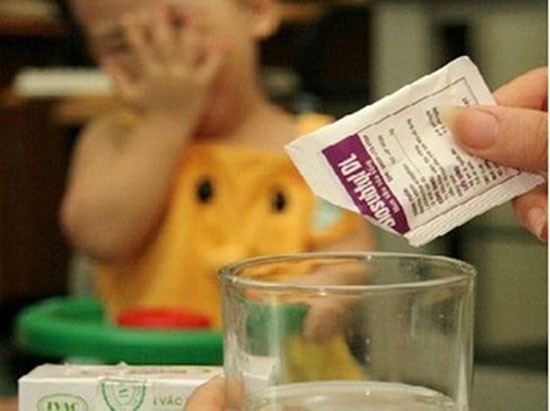 Cần chú ý bù nước đúng cách cho trẻ bằng thuốc oresol theo chỉ dẫn của bác sĩ.