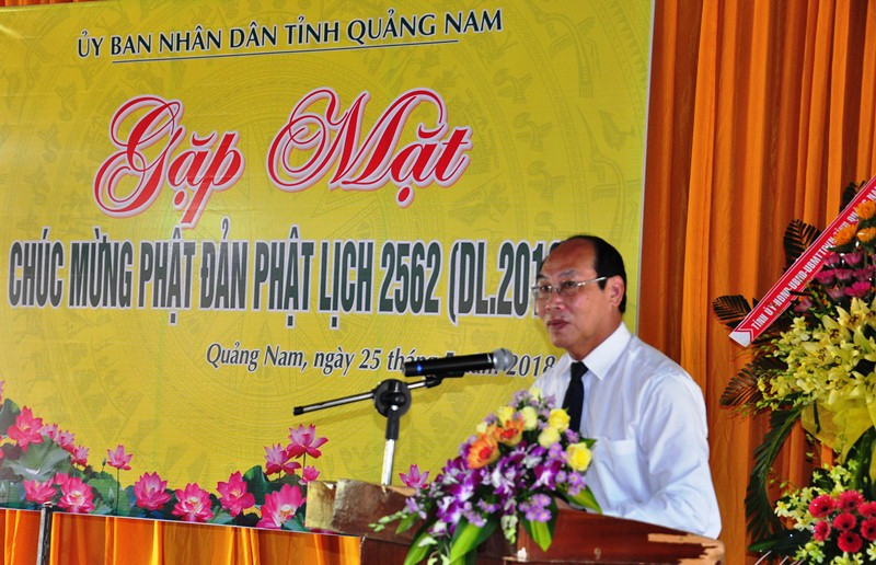 Chủ tịch Ủy ban MTTQ Việt Nam tỉnh Võ Xuân Ca đọc Thư chúc mừng Đại lễ Phật đản. Ảnh: VINH ANH