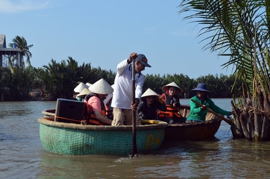 Hoạt động du lịch cũng mang đến nhiều tác động tiêu cực cho khu rừng dừa