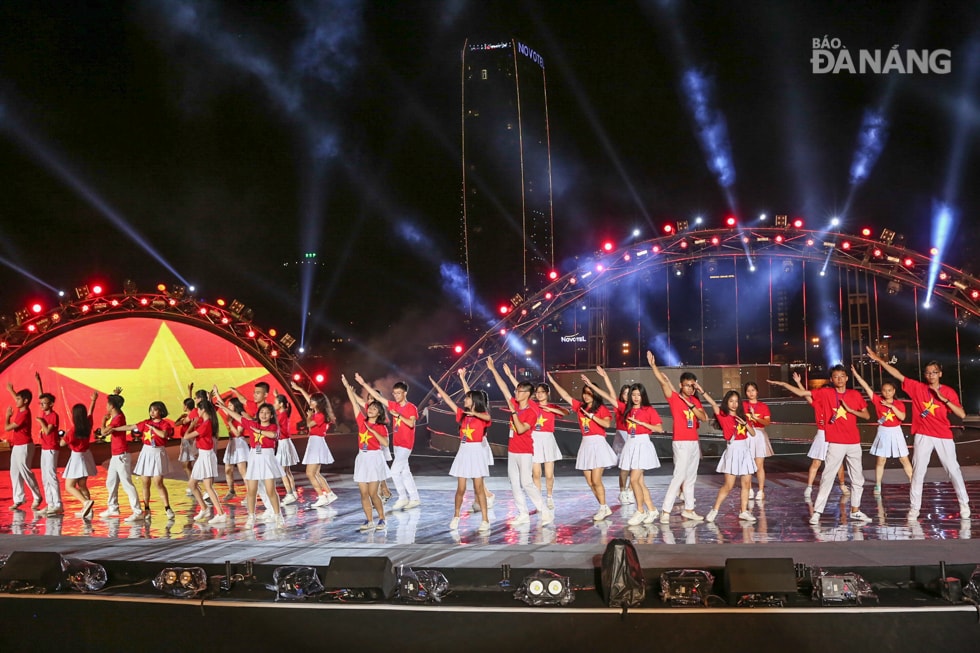 Màn flashmob với chủ đề “Nhịp bước thanh xuân”. Ảnh: XUÂN SƠN.