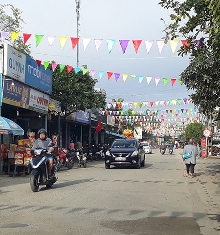 Nhiều khu dân cư ở nông thôn đang trở nên sầm uất, nhộn nhịp, ra dáng phố xá hơn.  Trong ảnh: Một góc khu dân cư Quảng Huế, xã Đại An, huyện Đại Lộc. Ảnh: B.A