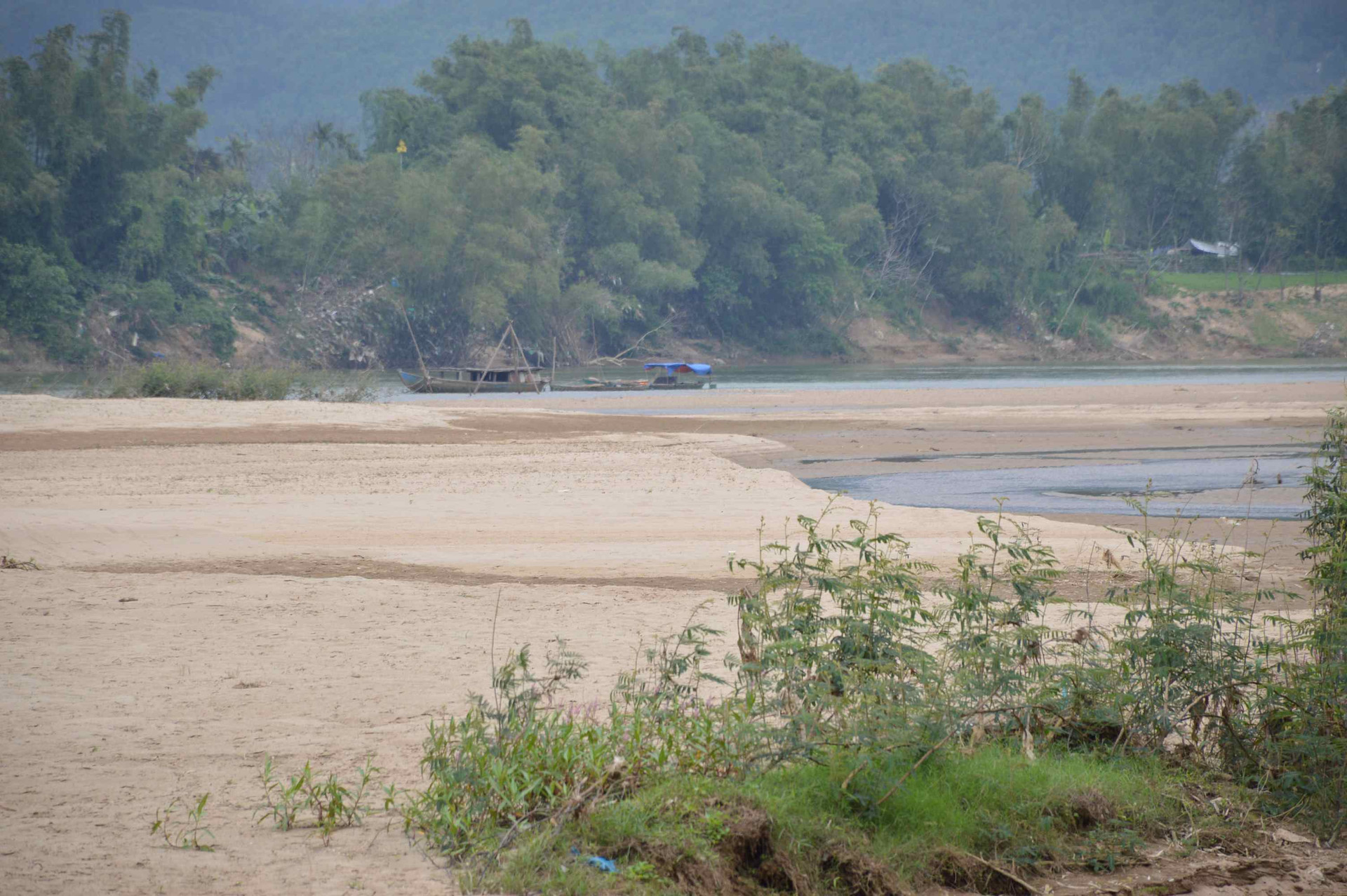 Sông Vu Gia cung cấp nước cho TP,Đà Nẵng thường xuyên thiếu hụt nước nghiêm trọng. Ảnh: Q.T