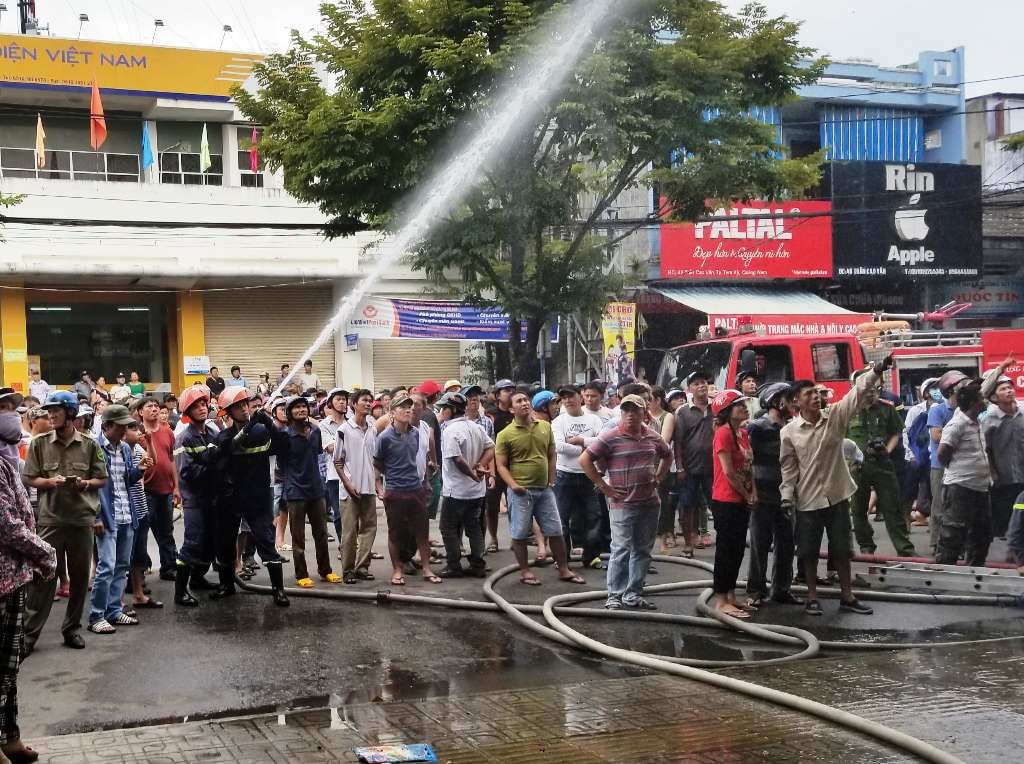 Khá đông người dân hiếu kỳ kéo đến gần hiện trường vụ cháy. Ảnh: T.C