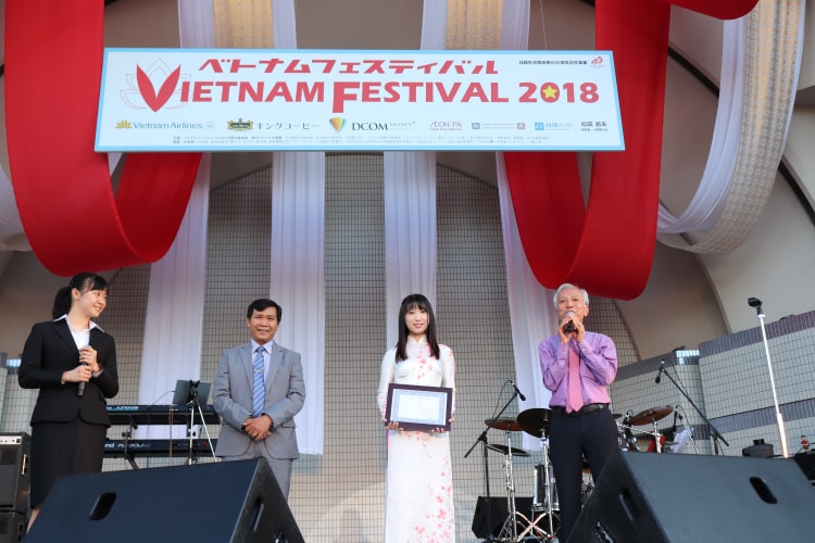 Ueno Yuuka (center) and Hoi An city’s leaders. Photo: nguoitieudung.com.vn