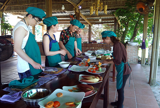 Dạy nấu ăn tại làng rau Trà Quế - một trong các hoạt động thu hút du khách.